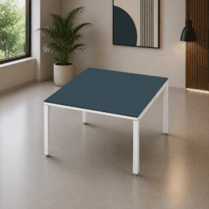 Mesa de oficina moderna con superficie azul y estructura blanca en espacio minimalista.