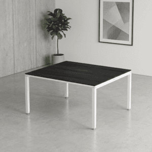 Mesa de oficina moderna con superficie de madera oscura y estructura blanca para espacios de trabajo.