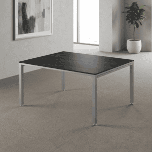Mesa de oficina moderna con superficie de madera oscura y estructura metálica en un espacio minimali.