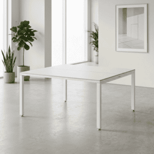 Mesa de oficina blanca moderna en espacio minimalista.