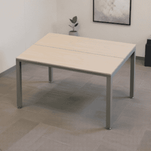 Mesa de oficina moderna y funcional para espacios laborales.