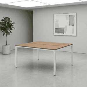 Mesa de oficina moderna con superficie de madera y estructura blanca en espacio minimalista.