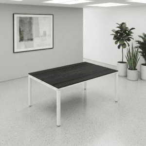 Mesa de oficina moderna en espacio minimalista con plantas decorativas.