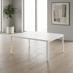 Mesa de oficina moderna y minimalista en espacio luminoso y elegante.