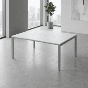 Mesa de oficina moderna y minimalista en espacio luminoso con vista a la ciudad.