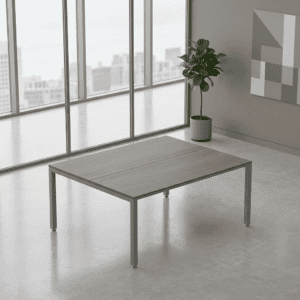 Mesa de oficina moderna en espacio minimalista con vista a la ciudad.