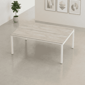 Mesa de oficina moderna con superficie de madera clara y estructura blanca para espacios de trabajo.