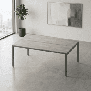 Mesa de oficina moderna y minimalista en espacio luminoso y elegante.