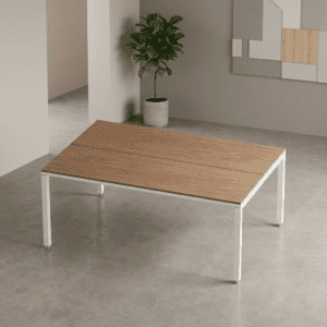 Mesa de oficina moderna con superficie de madera y estructura blanca para espacios de trabajo.
