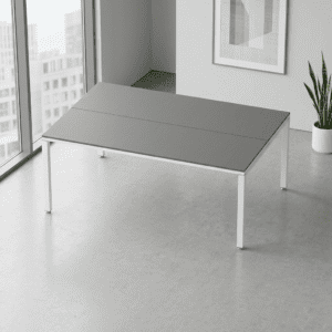 Mesa de oficina moderna con vista a la ciudad en un espacio minimalista.