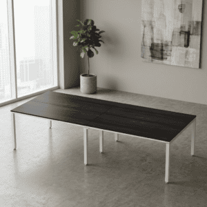 Mesa de oficina moderna y minimalista en espacio luminoso y elegante.