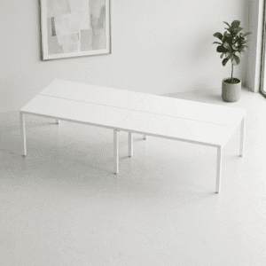 Mesa de oficina moderna y minimalista en espacio luminoso y ordenado.
