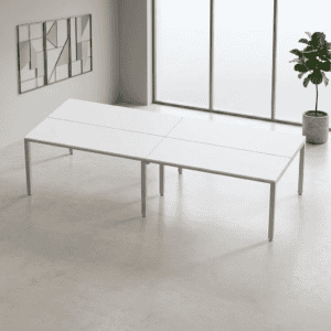Mesa de oficina moderna y minimalista en espacio luminoso y elegante.