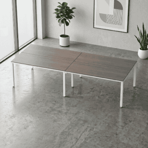 Mesa de oficina moderna con superficie de madera y patas blancas, ideal para espacios de trabajo ele.