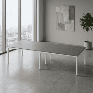 Mesa de oficina moderna en espacio minimalista con vista a la ciudad.