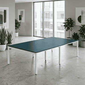 Mesa de ping pong moderna en oficina con plantas y ventanas grandes.