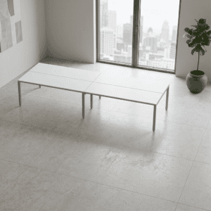 Mesa de oficina moderna en espacio luminoso con vista a la ciudad.