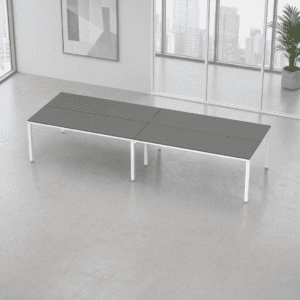 Mesa de oficina moderna y minimalista en espacio luminoso y urbano.