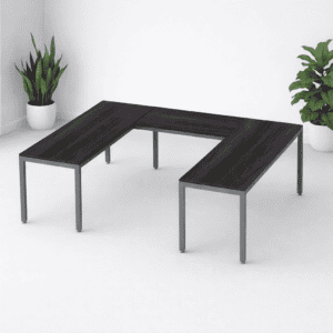 Mesa de oficina en forma de U con superficie de madera oscura y estructura metálica. Ideal para espa.