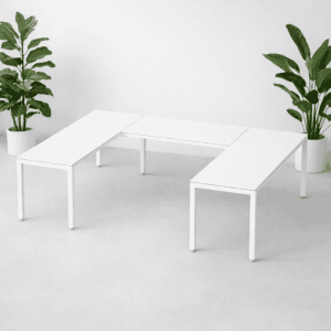 Mesa de oficina moderna y minimalista en color blanco con plantas verdes decorativas.