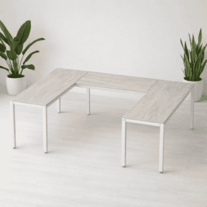Mesa de oficina moderna en espacio minimalista con plantas verdes.