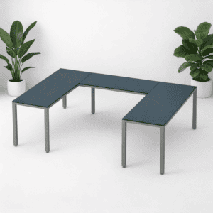 Mesa de oficina en forma de U con superficie azul y patas metálicas para espacios de trabajo.
