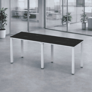 Mesa de oficina moderna y minimalista en espacio de trabajo abierto.