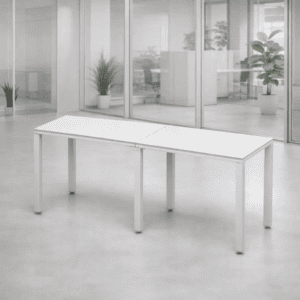 Mesa de oficina moderna y minimalista en espacio de trabajo abierto.