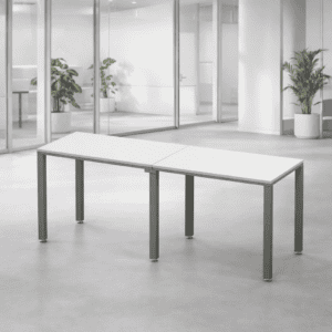 Mesa de oficina moderna y funcional en espacio de trabajo abierto.
