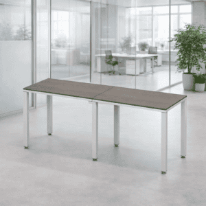 Mesa de oficina moderna y funcional en espacio de trabajo abierto.