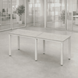 Mesa de oficina moderna y funcional en espacio de trabajo abierto.