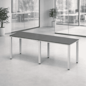 Mesa de oficina moderna y funcional en espacio de trabajo abierto.
