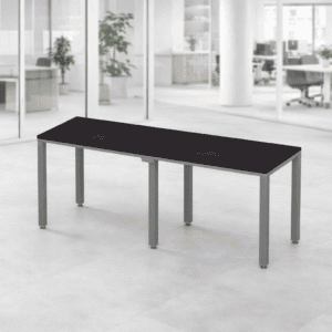 Mesa de oficina moderna y funcional en espacio de trabajo abierto.