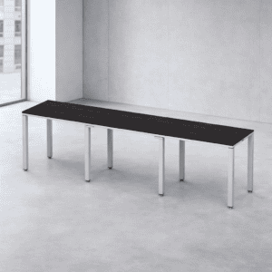 Mesa de oficina moderna y minimalista en espacio de trabajo.