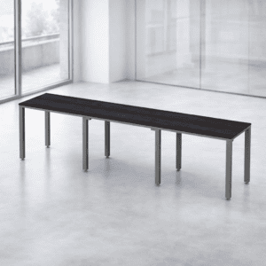 Mesa de oficina moderna y minimalista en espacio luminoso y abierto.