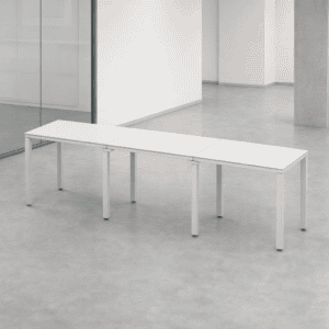 Mesa de oficina moderna y minimalista en espacio de trabajo.