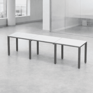 Mesas de oficina blancas y elegantes en un entorno profesional y luminoso.