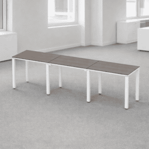 Mesa de oficina moderna y funcional para espacios de trabajo colaborativos.