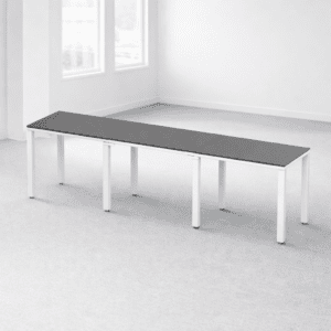 Mesa de oficina moderna y funcional en espacio minimalista.