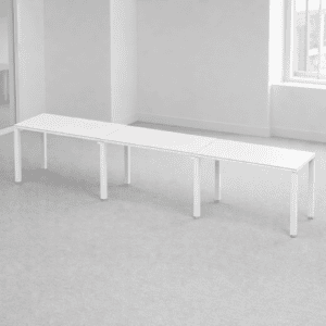 Mesa de oficina blanca, moderna y funcional para espacios laborales.