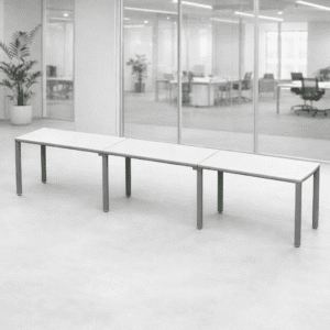Mesa de oficina moderna y minimalista en espacio de trabajo abierto.