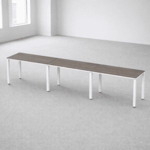 Mesa de oficina moderna y minimalista en espacio vacío.