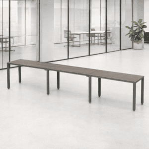 Mesa de oficina moderna y funcional para espacios de trabajo colaborativos.