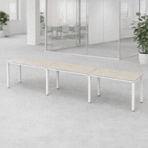 Mesa de oficina moderna y minimalista en espacio de trabajo abierto.
