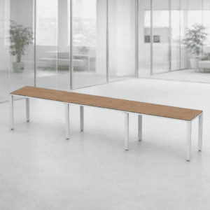 Mesa de oficina moderna y minimalista en espacio luminoso y abierto.