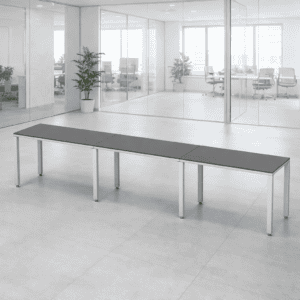 Mesa de oficina moderna y minimalista en espacio de trabajo abierto.