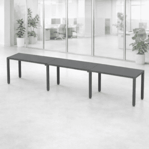 Mesa larga de oficina moderna y minimalista en espacio de trabajo abierto.