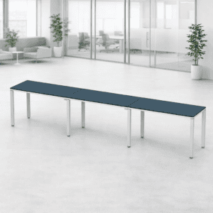 Mesa de oficina moderna y minimalista en espacio de trabajo abierto.