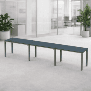 Mesa de oficina moderna y funcional para espacios laborales.