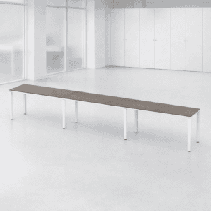 Mesa de oficina moderna y minimalista en espacio luminoso y limpio.